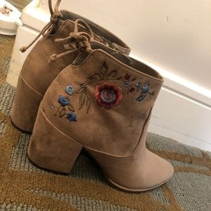 Taupe booties with low heel & embroidered flowers